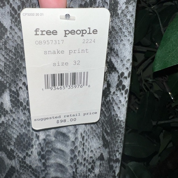 FREE PEOPLE Snake Print High Rise Wide Leg Jeans Size 32 NWT - Picture 8 of 12